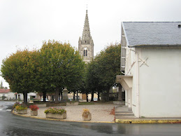 Salle des fêtes et église en 2009