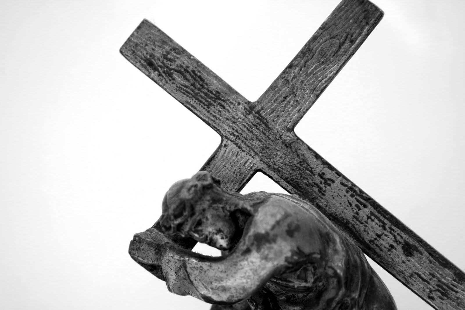 [statue-jesus-carrying-cross1.jpg]