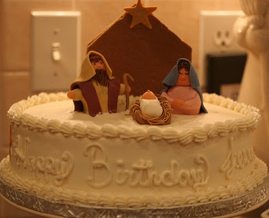 White cake with a nativity scene reading "Happy Birthday Jesus"