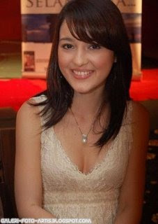 Koleksi Foto Selebritis: Julie Estelle Telanjang di Kapal