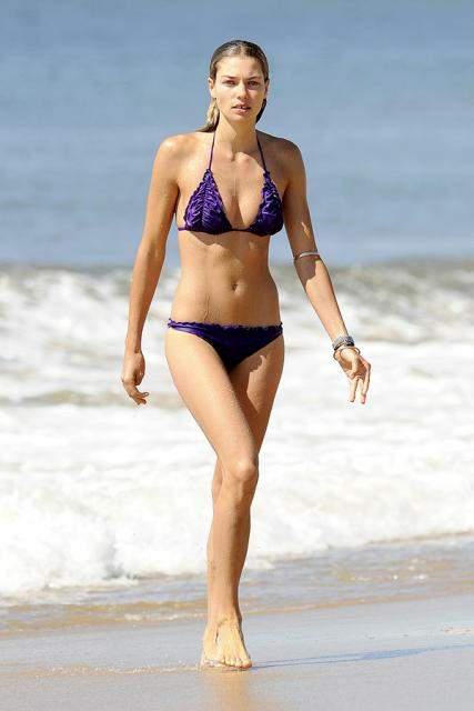 SUPER MODEL JESSICA HART Bikini Pictures.