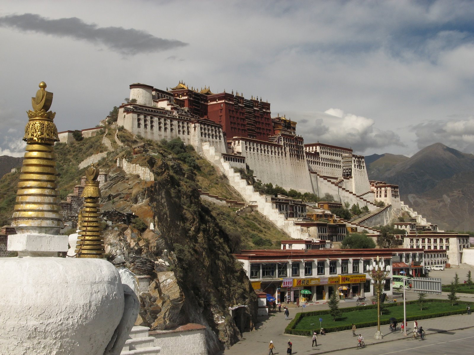[Tibet-Lhasa-Potala-Palace-on-Marpo-Ri-Hill-1-CKB.jpg]