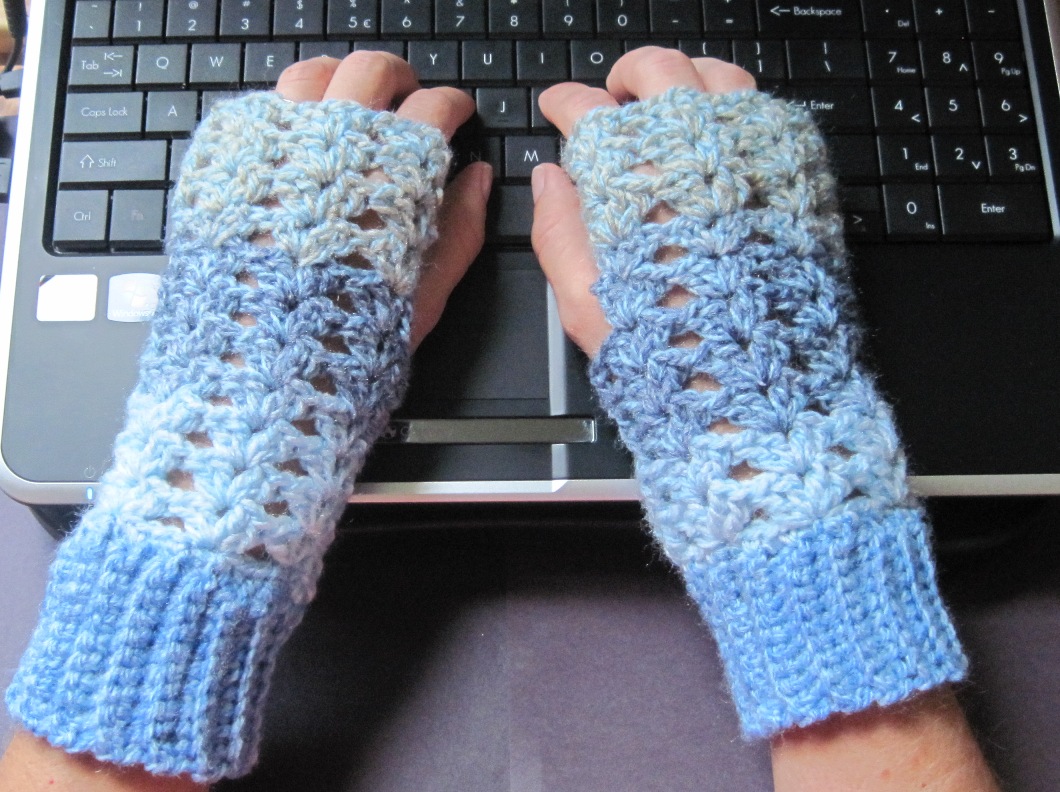 Free Knitting pattern for fingerless gloves in double knitting by