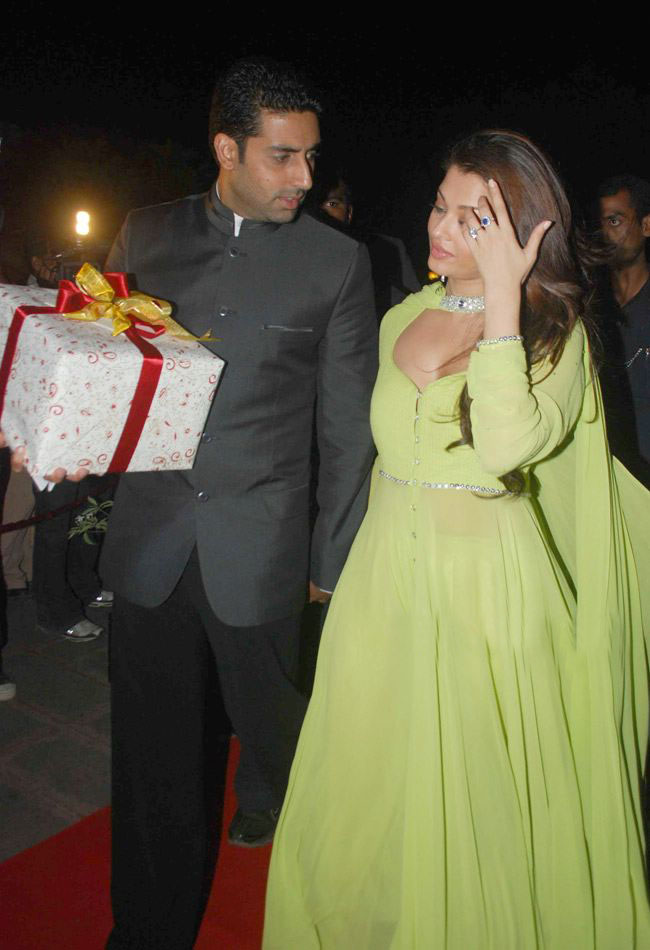 Bollywood hot actress Aishwarya Rai Bachchan At Laila Khan 39s wedding 