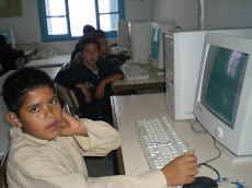 Ahmed et ses camarades dans la salle d'informatique!