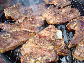 ESPECIAS PARA LAS CHULETAS 6 chuletas de cordero (1 kg.) 3 dientes de ajo picado. 1 cucharadita sal. ¼ cucharadita de pimienta en polvo. ½ limón, solamente el jugo. 2 cucharaditas de orégano fresco. 1½ cucharada de aceite de oliva.