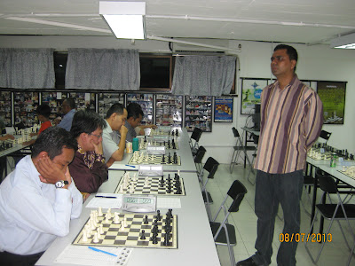 GM Ziaur in full swing against the five simul players last night, 8th July 2010!