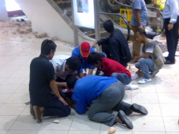 [KB+MALL+RUNTUH+4.jpg]