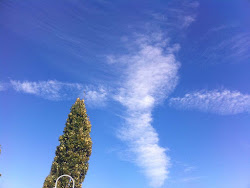 Formazione continua di nuvole a forma di Croce