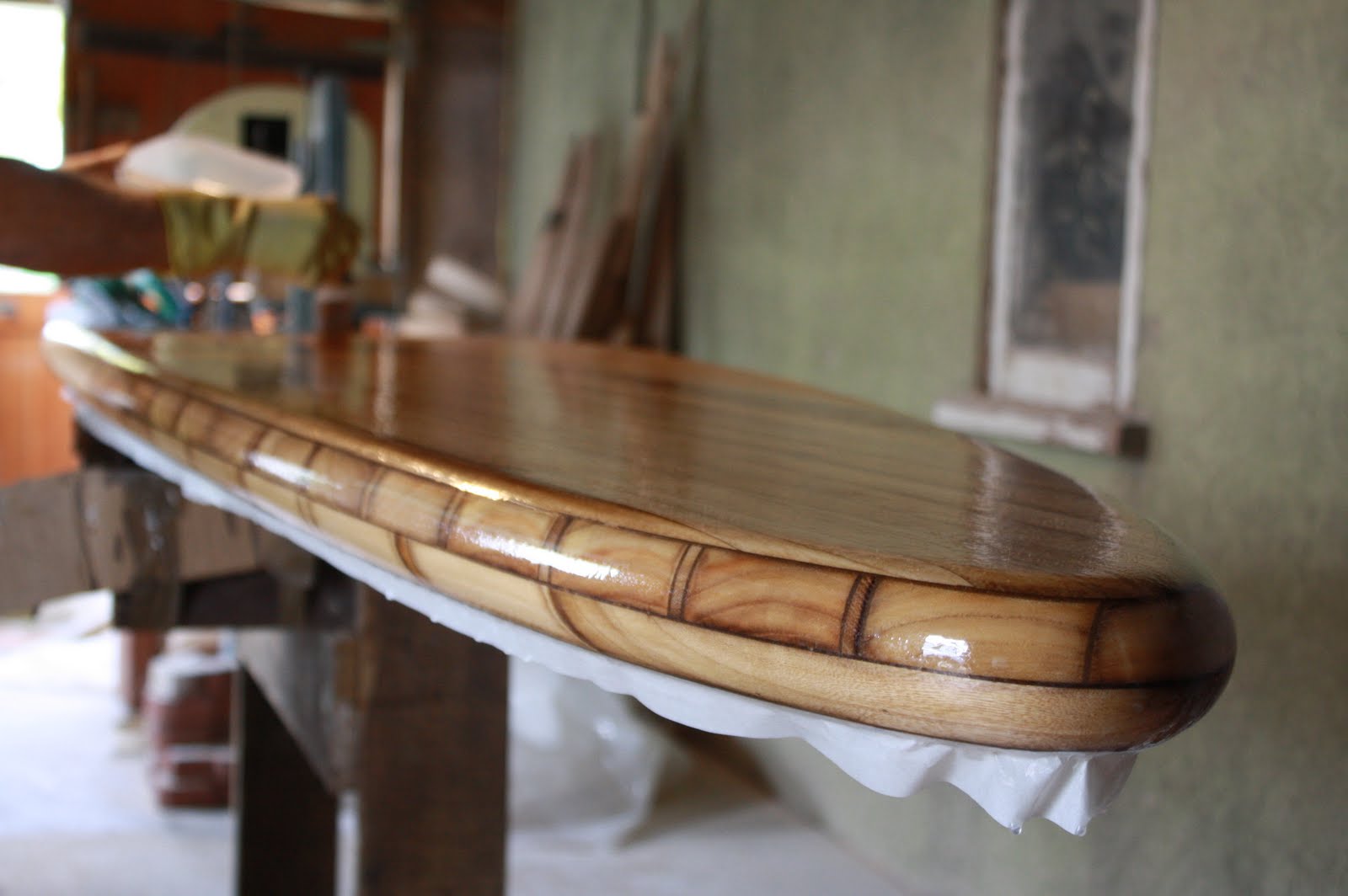 RoyStuart.biz Resin coating wood surfboards without fibreglass cloth