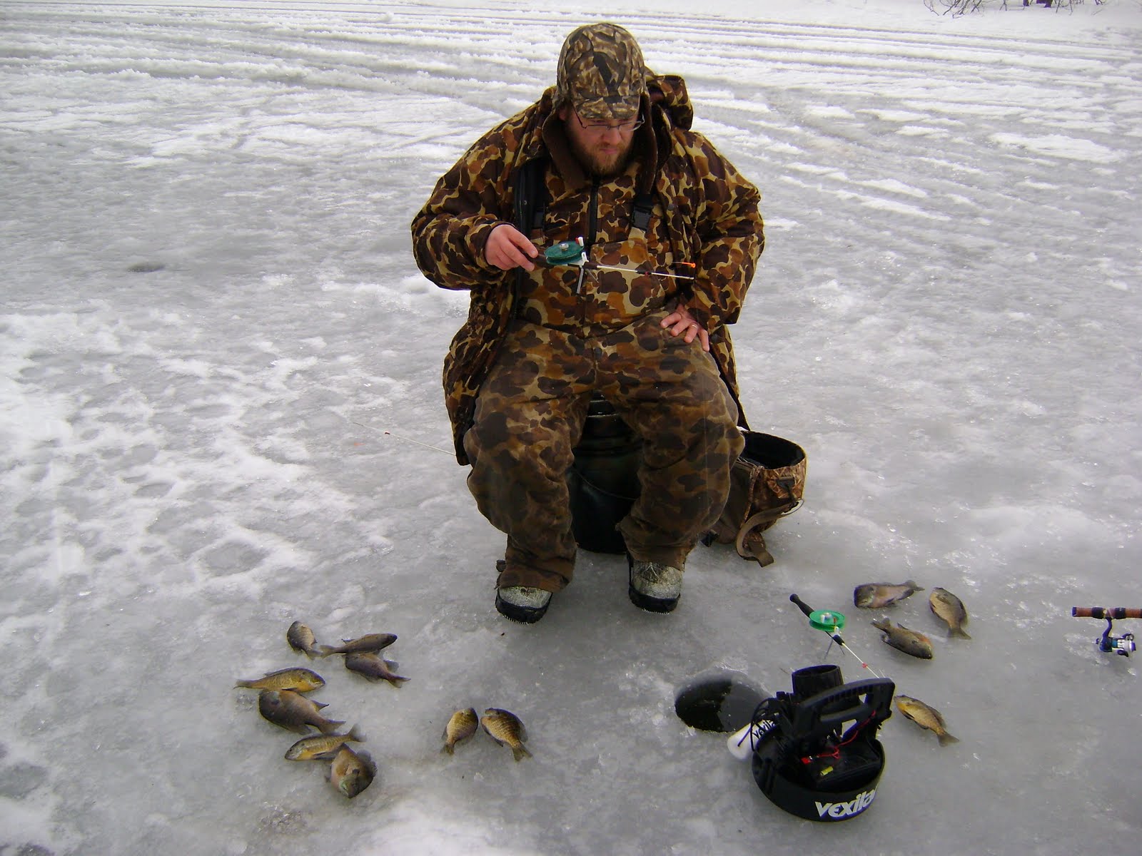 [ice+fishin+002.JPG]