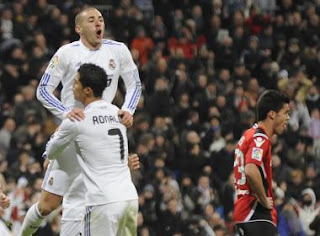 Benzema and Cristiano celebrate the goal of the Frenchman