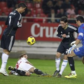 Cristiano, Özil, Palop and Alexis fighting for a ball