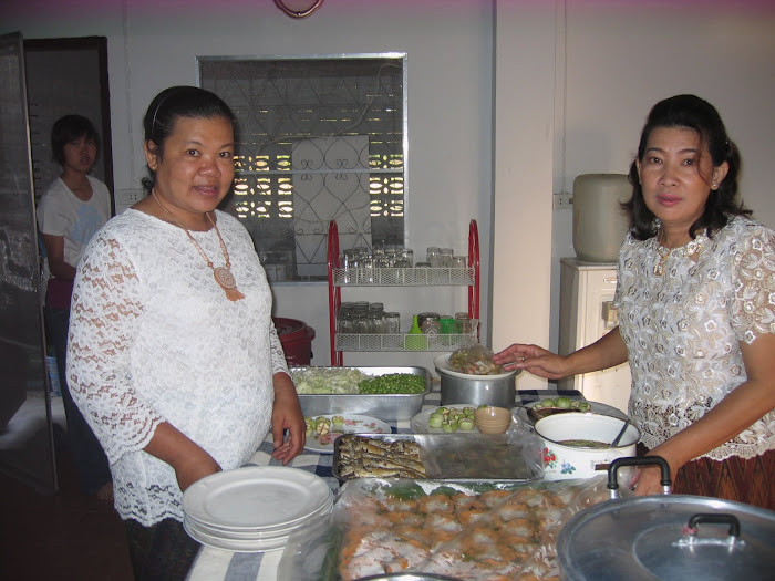 โมง เป็นผู้ช่วยในครัว คุณนก เช็ฟกุ๊ก ในงานวันนี้ ทำอาหารไทยบางกอก เพื่อต้อนรับญาติและเพื่อนฝูง
