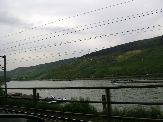 แม่น้ำไรด์ ที่ไหลผ่านประเทศเยอรมัน ขนานไปกับทางรถยนต์