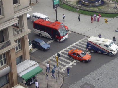 foto aérea da Rua Sete de Setembro junto à Praça Montevidéu, em frente à Prefeitura, onde se encontra o Marco Zero, no Centro Histórico de Porto Alegre, Rio Grande do Sul, Brasil