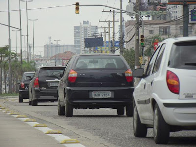 trânsito de automóveis na Avenida Assis Brasil em Porto Alegre