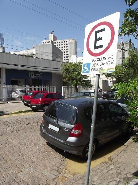 junto ao Hospital Ernesto Dornelles há duas vagas de estacionamento na Rua Professor Freitas e Castro, Bairro Azenha, em Porto Alegre