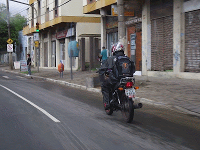 gif animado de uma moto freando em um dia nublado