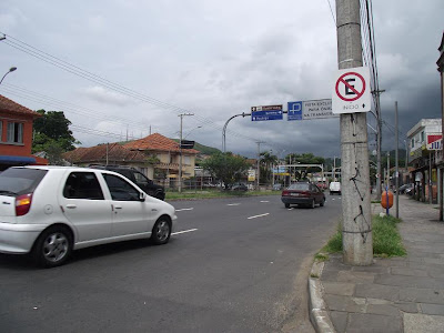 Foto da Rua Luiza Rocco em Porto Alegre, na esquina com a Avenida Professor Oscar Pereira, no Bairro Glória: retorno para ir ao Hospital Divina Providência