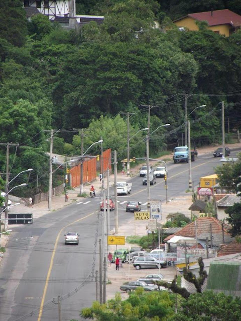 Avenida Professor Oscar Pereira, no Bairro Cascata, em Porto Alegre, próximo ao Motel dos Alpes. Imagem panorâmica do Hospital Divina Providência. Imagem do blog Vivendo Porto Alegre