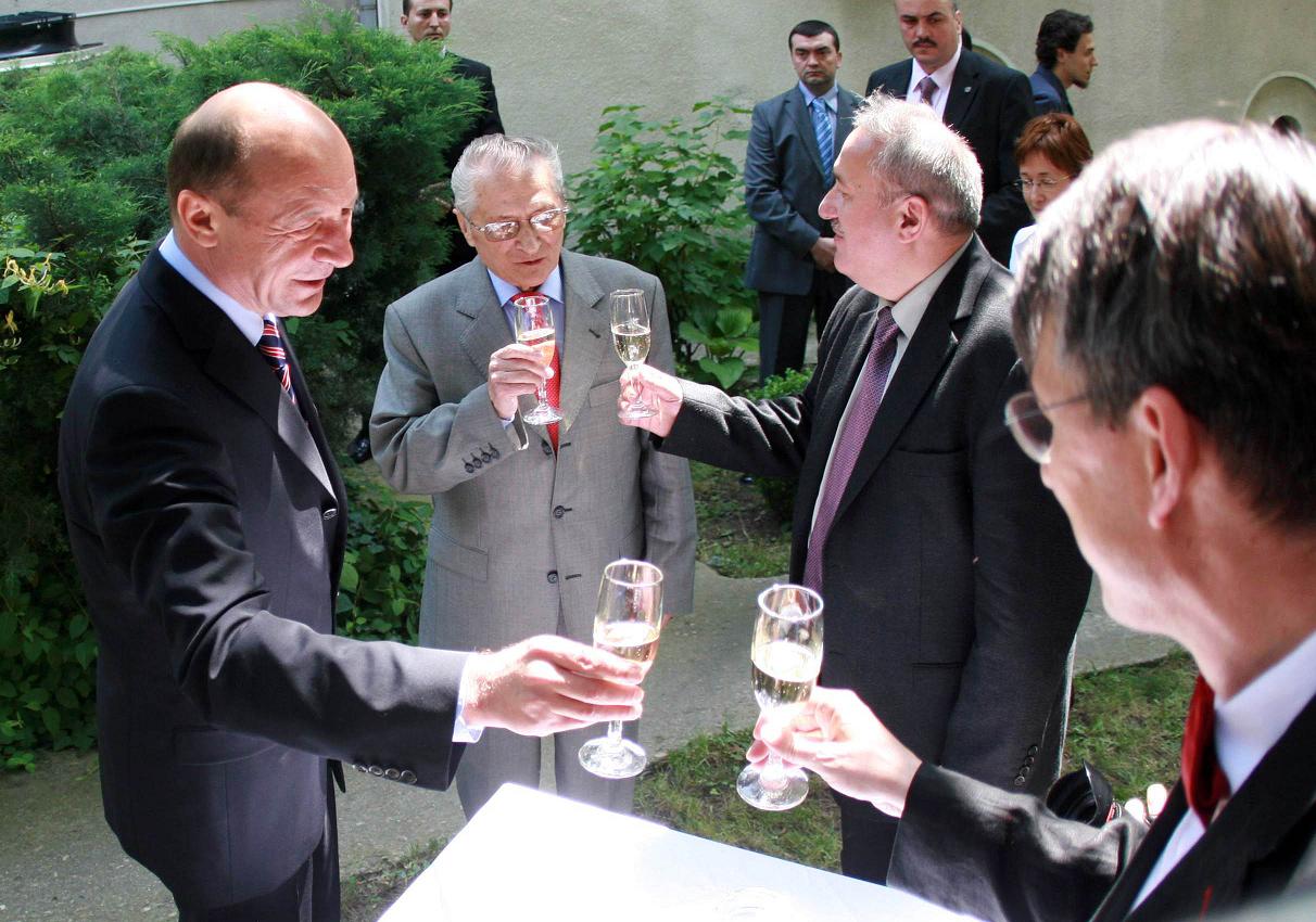 [Ticu+Dumitrescu+Basescu+Patapievici+MIhaies+ICR.jpg]