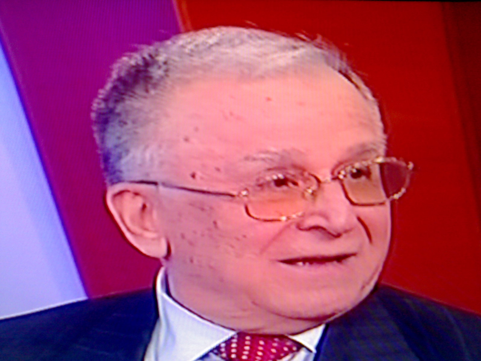 [Iliescu+plin+de+bube+pe+fata.jpg]
