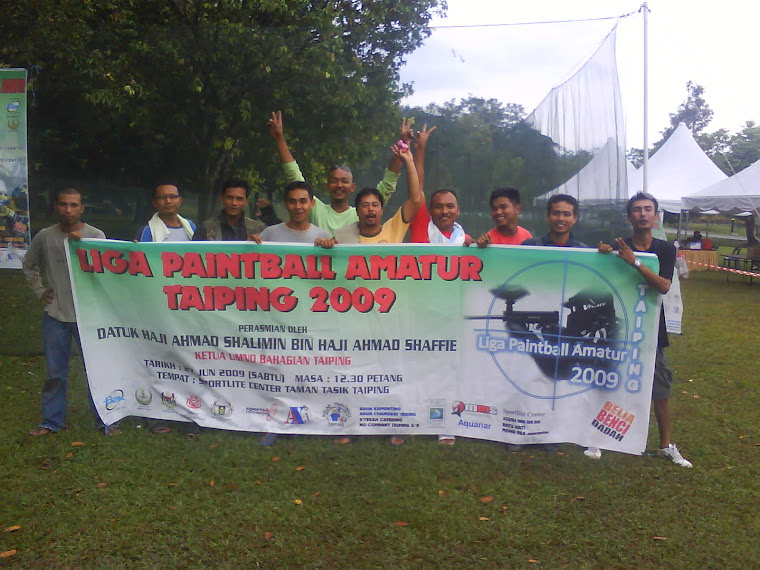 Peserta dari Pulau Pinang bergambar dengan sepanduk Liga