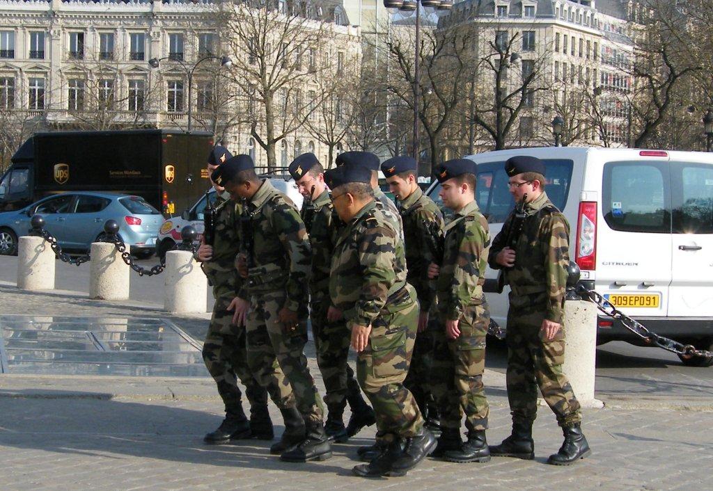 [French+honour+guard.jpg]