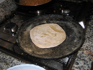 Primero, preparando el Chapati sobre la sartén