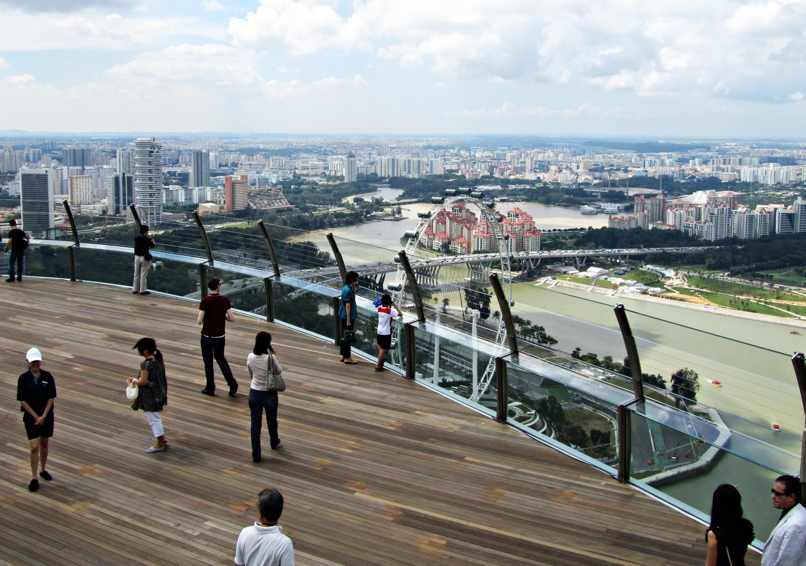 Красивые смотровые площадки. Смотровая площадка Skypark Сингапур. Смотровая площадка Sands Sky парк Сингапур. Скай бридж Сингапур смотровая площадка..