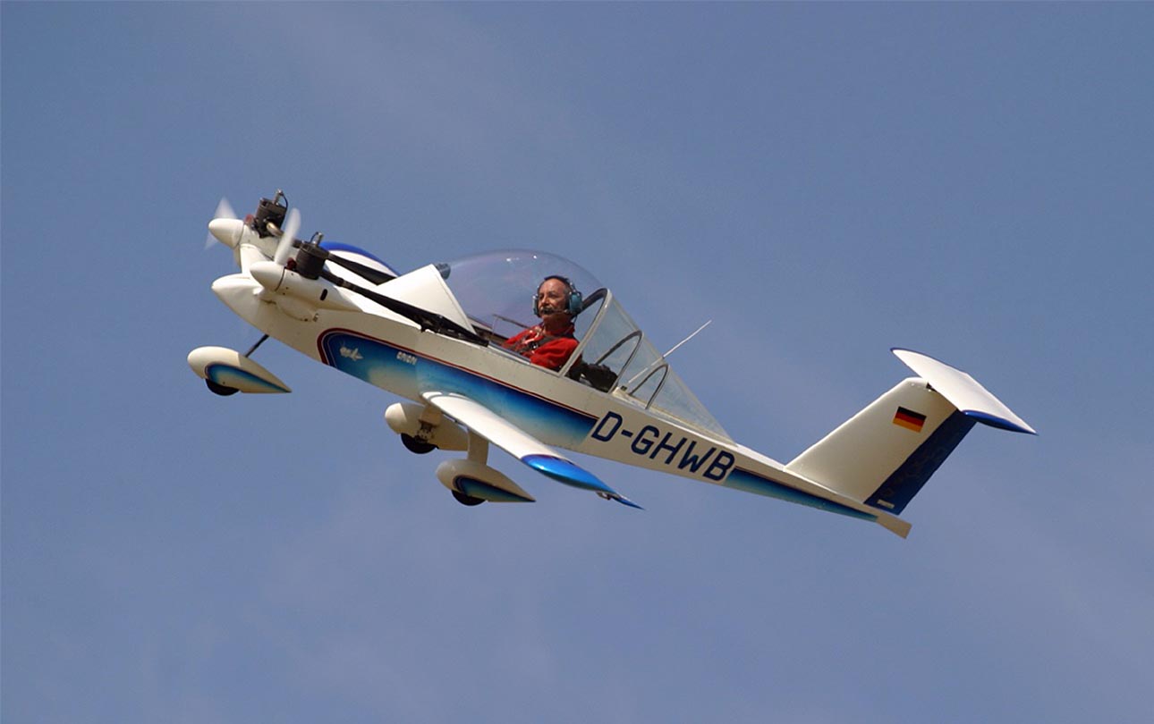 у-2 самолёт. два самолета в небе. кукурузник моноплан. два самолета. два маленьких самолета.