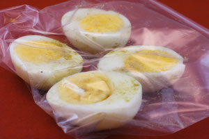 [boiledeggsinbag_kalynskitchen.jpg]