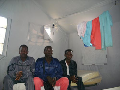 Interno di una delle tende del campo, con i tre darfuriani ospiti