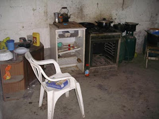 Cucina utilizzata dai braccianti in una masseria abbandonata