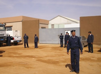 Poliziotti all'ingresso del centro di detenzione di Sebha