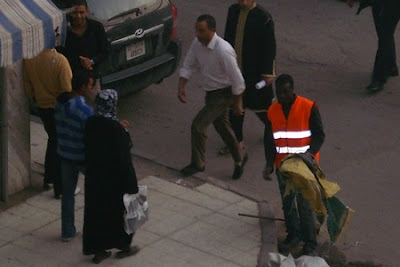 Operatore ecologico africano a Tripoli