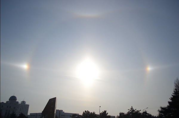 Три солнца в китае. Три солнца на небе. Три солнца в китае. Гало три солнца. Эффект гало три солнца.