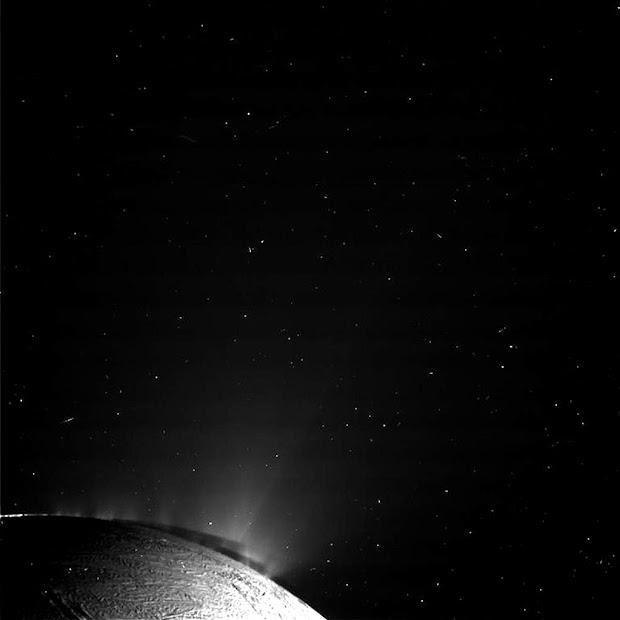 NASA's Cassini craft shoots the jets of Saturn's moon Enceladus