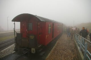 霧に包まれたブロッケン山頂駅に到着したハルツ狭軌鉄道の列車