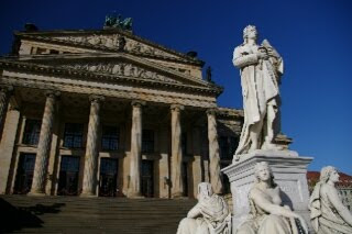シラー像とベルリン音楽堂（ジャンダルメンマルクト広場）