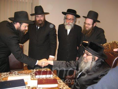 http://2.bp.blogspot.com/_sMA1Zd6ZRqw/SXPrDK5wn8I/AAAAAAAACmc/bc4ij2mY-q4/s400/chabad%2Bsatmar.jpg