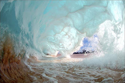 Havaiano tira fotos do interior de ondas