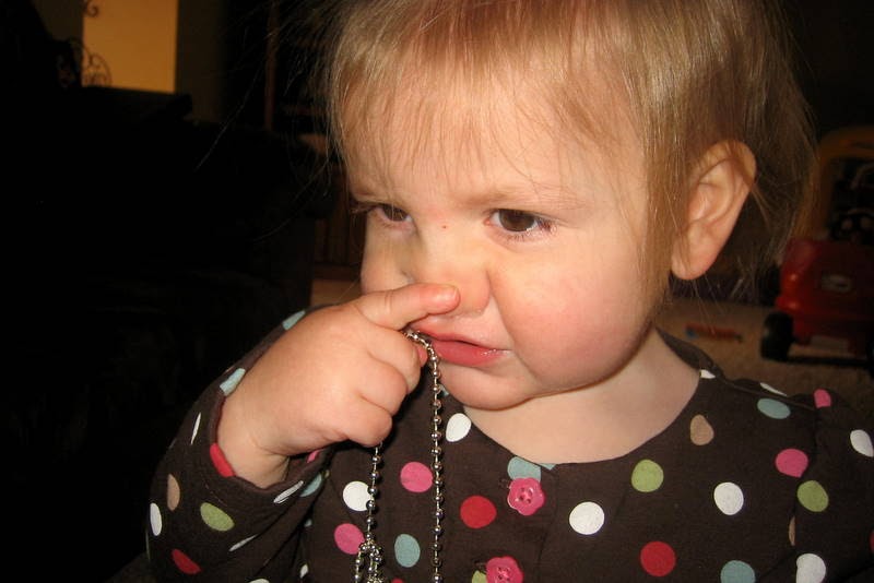 Ребенок ковыряется в носу. Зеленые козявки у детей. Зеленые козявки у детей. Зеленые козявки у детей. Ребенок ковыряется в носу.