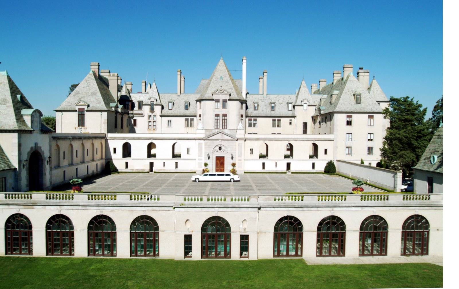 [Oheka+Castle+Front+View.jpg]