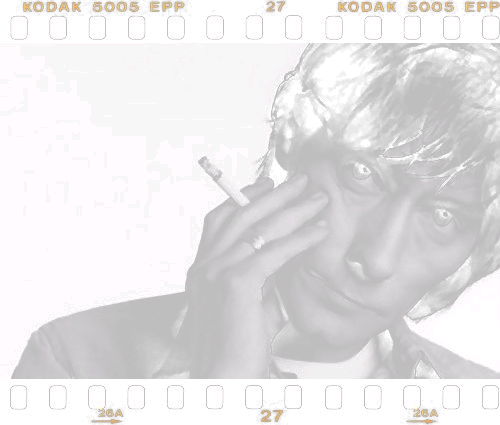 Gafas oscuras, tabaco y lágrimas