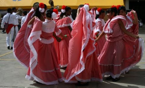 Grupo Macondo; bailando Cumbia
