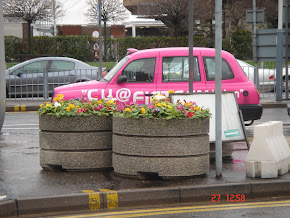 A tipical pink taxi of England