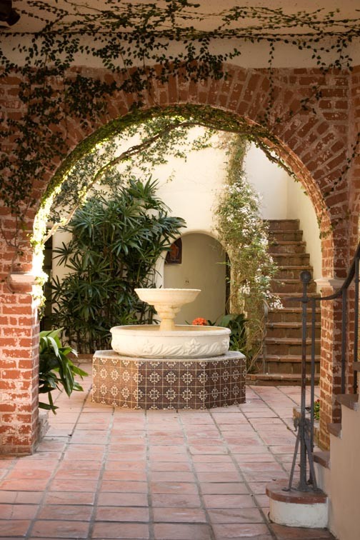 [casa_pasamor_courtyard_daylight_pfgp.jpg]