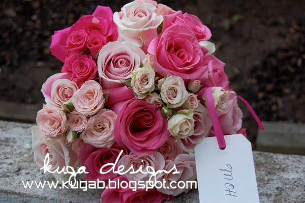 In this bouquet I used Pavoratti roses Rosita Vendellas hot pink spray 